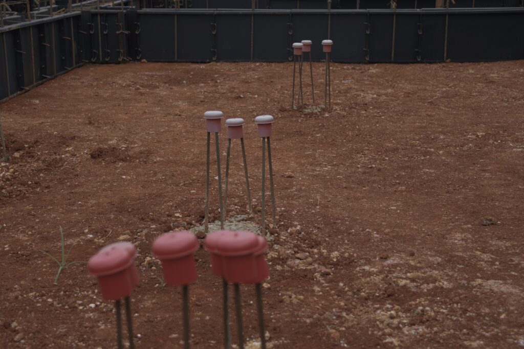 Vergalhão protegido segurança no canteiro