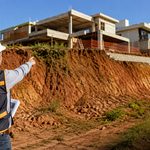 engenheiro avaliando se precisa de muro de arrimo
